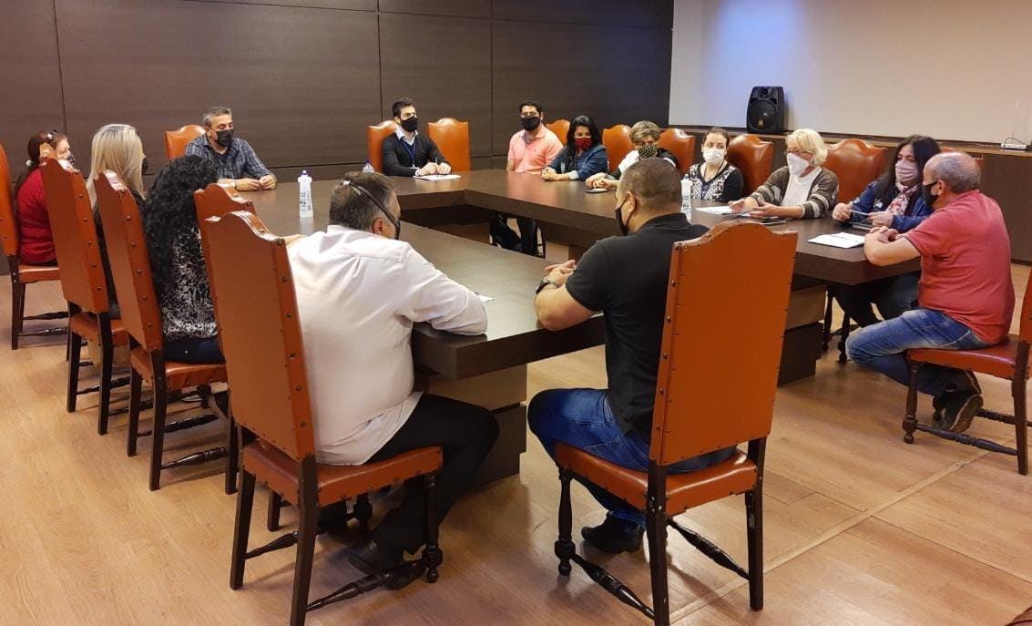 PREFEITURA RECEBE MORADORES DE BAIRROS COM LOTES URBANIZADOS